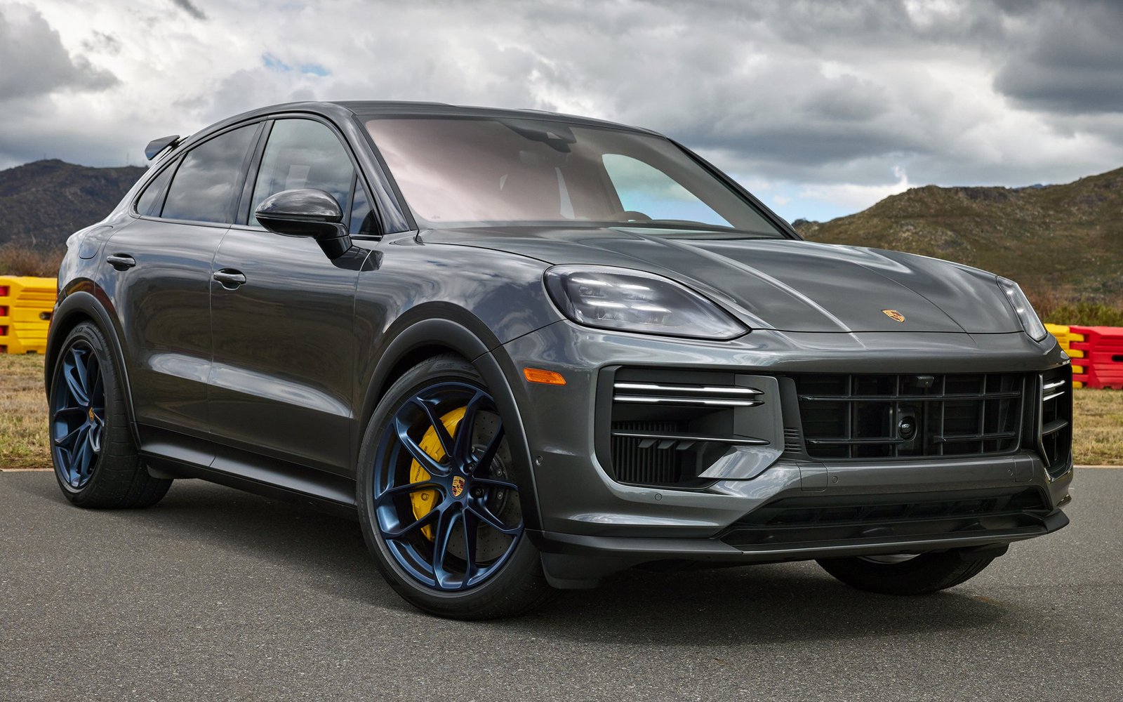 Porsche Cayenne Turbo EHybrid 2024 Surge com 740 cv