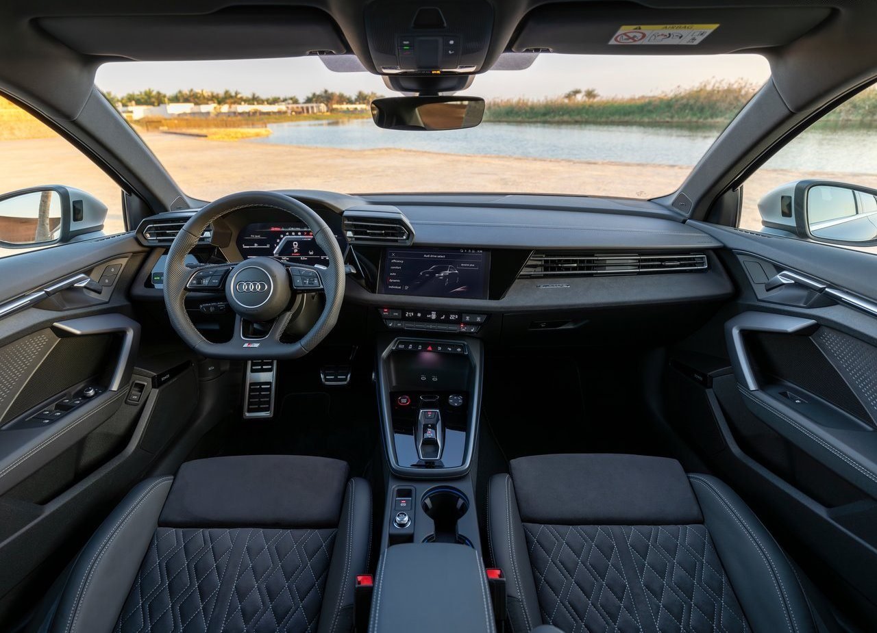 2025-AUDI-S3-SEDAN-lateral-traseira-interior