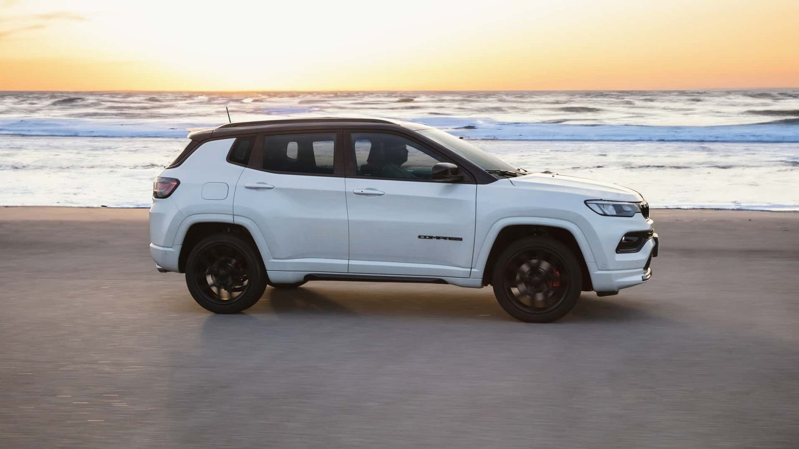 Jeep-Compass-2025-exterior-traseira-interior-motor-lateral