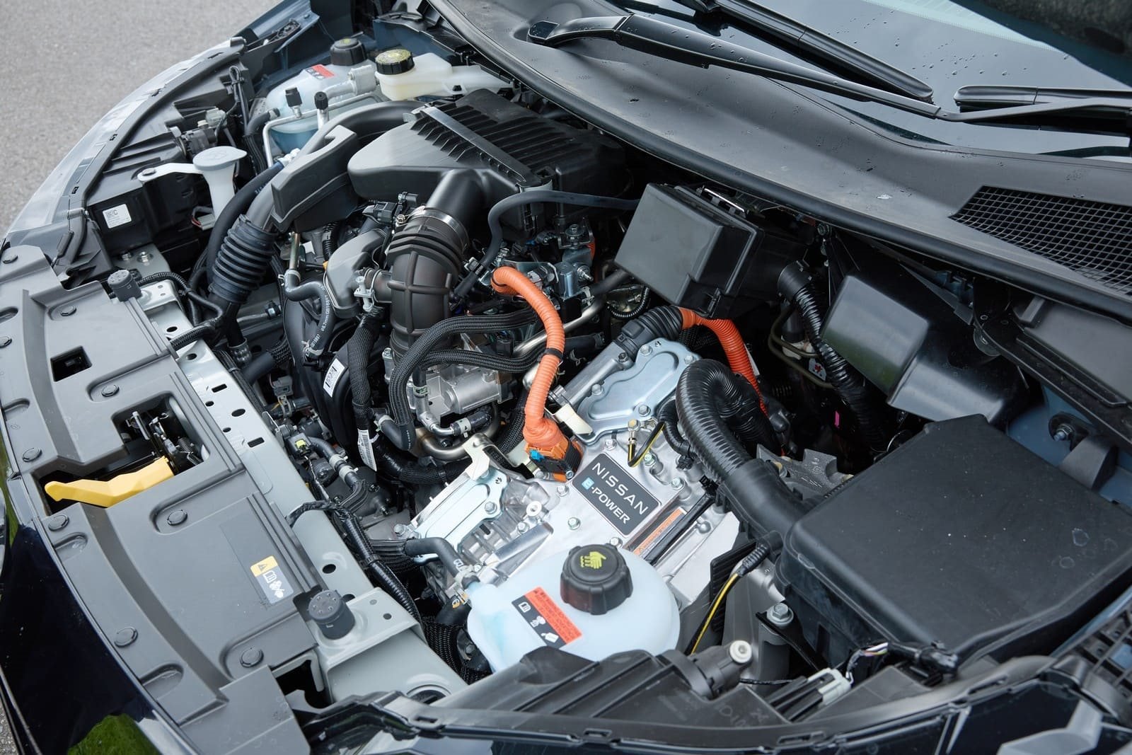 Nissan-Note-Aura-motor