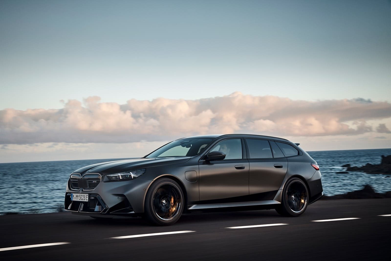 2025-BMW-M5-TOURING (1)