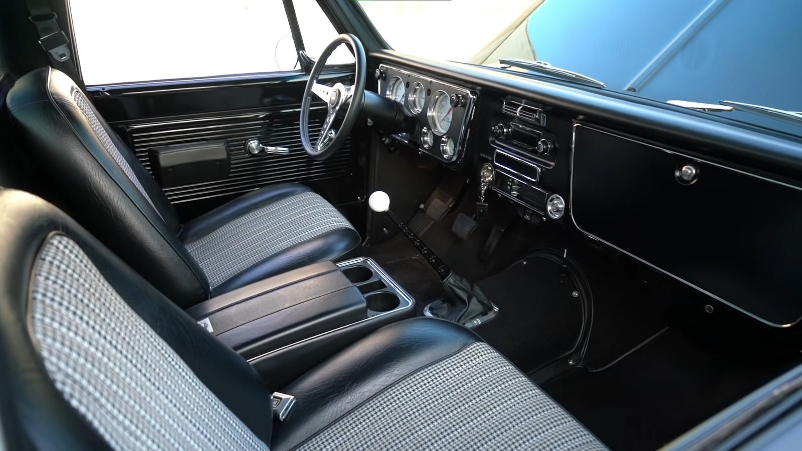 Chevy C10 Pro-Touring interior