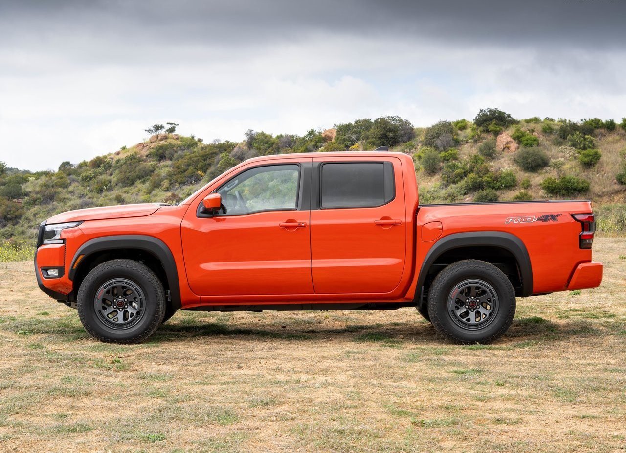 Nissan-Frontier-2025-interior-lateral