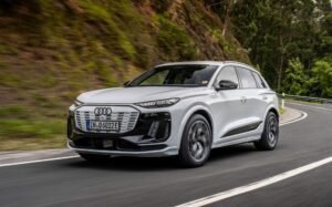 SUV elétrico da Audi correndo em uma rua urbana