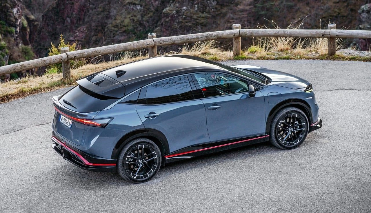 O Nissan Ariya NISMO 2025 chega ao mercado europeu como uma evolução emocionante do crossover elétrico da marca japonesa. Com um visual mais agressivo, tecnologia de ponta e um desempenho eletrizante, esse modelo reforça o compromisso da Nissan com a esportividade aliada à eletrificação. Neste artigo, você confere todos os detalhes sobre potência, design, tecnologia e muito mais.