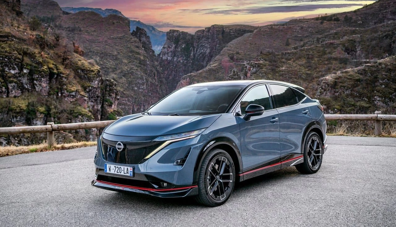 O Nissan Ariya NISMO 2025 chega ao mercado europeu como uma evolução emocionante do crossover elétrico da marca japonesa. Com um visual mais agressivo, tecnologia de ponta e um desempenho eletrizante, esse modelo reforça o compromisso da Nissan com a esportividade aliada à eletrificação. Neste artigo, você confere todos os detalhes sobre potência, design, tecnologia e muito mais.