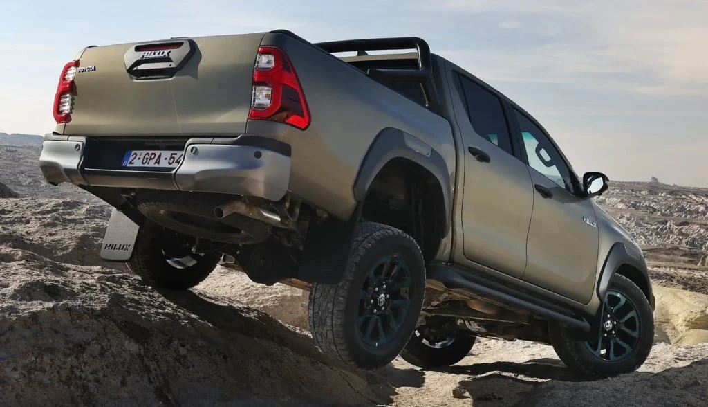 toyota-hilux-hybrid-48v-2025