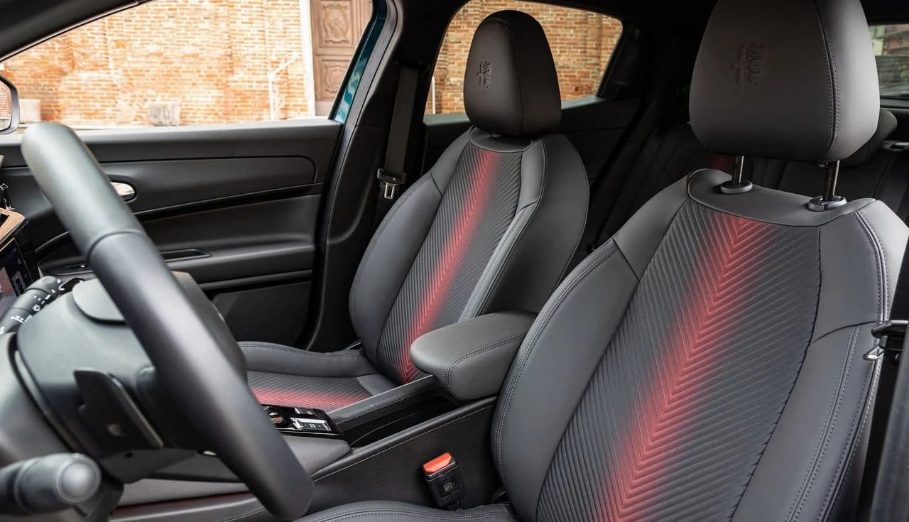 alfa-romeo-junior-ibrida-q4-2025-interior-tecnologia-desempenho-potencia-conforto