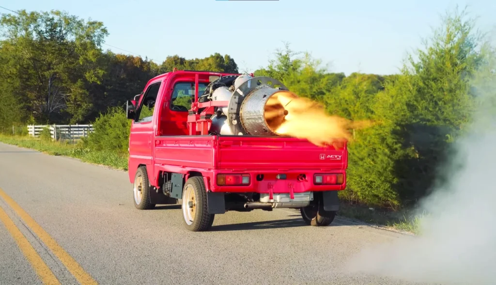 Motor de Caça a Jato em uma Mini Caminhonete