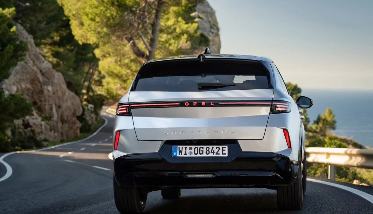 opel-grandland-phev-silver-2025-design-externo
