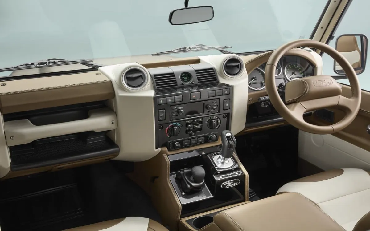 land-rover-defender-v8-soft-top-2025 -interior-tecnologia-desempenho-potencia-segurança