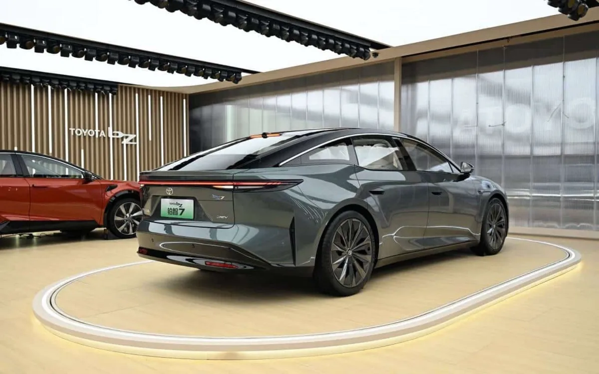 toyota-bz7-seda-eletrico-2026-design-exterior