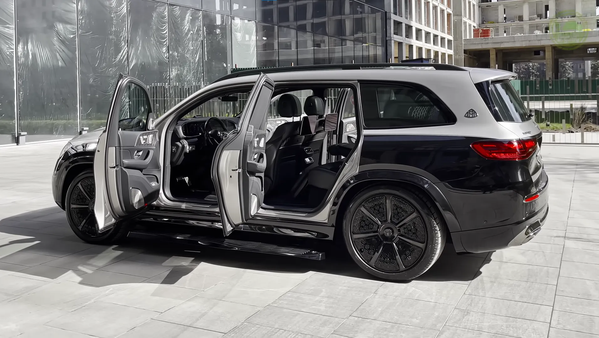 Mercedes-Maybach-GLS-600-Night-Series-2025-traseira