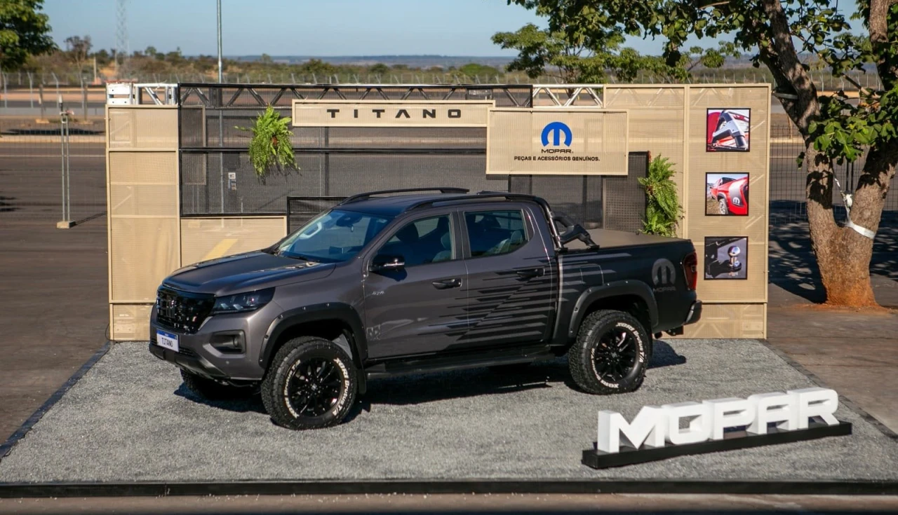 Fiat Titano 2026 by Mopar de frente mostrando farois e rodas