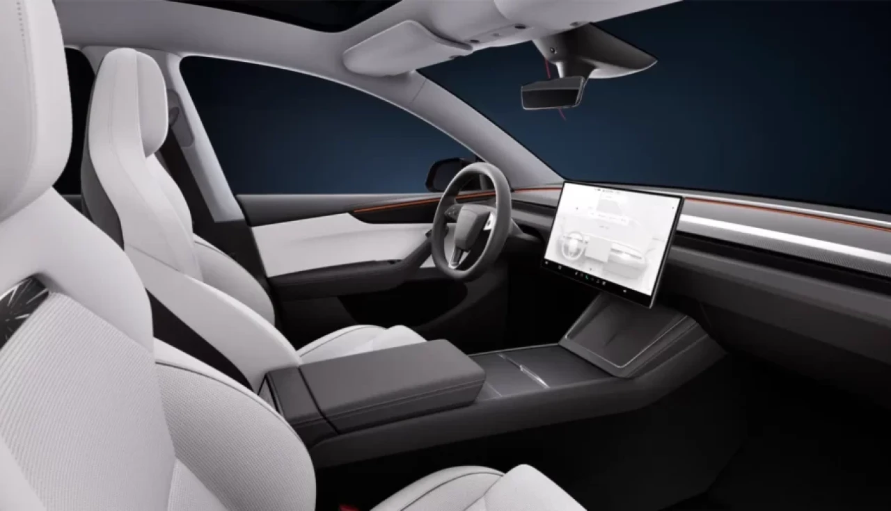 Tesla Model Y Performance 2026 interior bancos painel