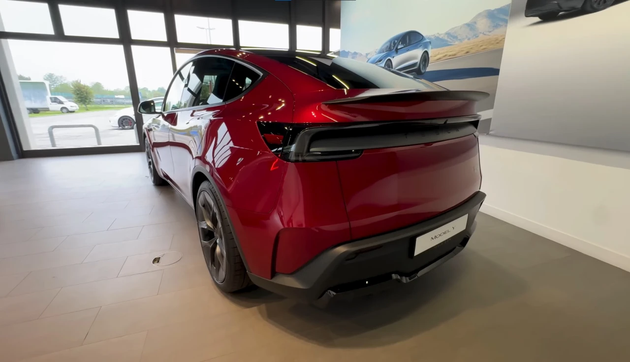 Tesla Model Y Performance 2026 traseira