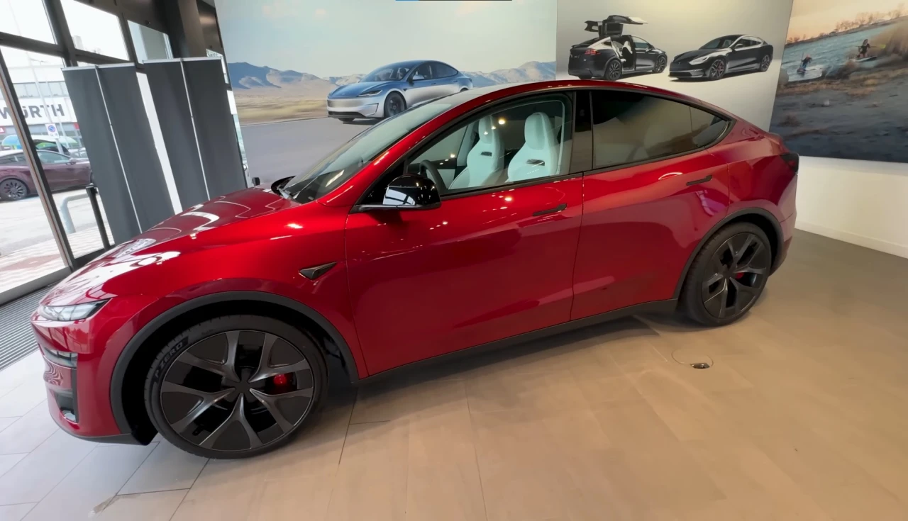 Tesla Model Y Performance 2026 lateral rodas