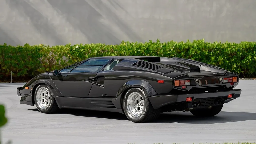 todos os modelos de produção lançados pela Lamborghini