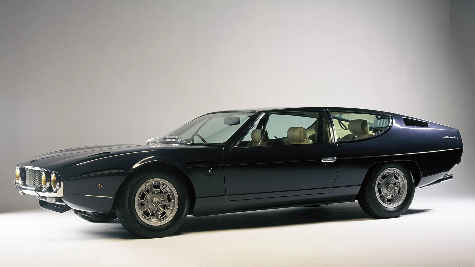 todos os modelos de produção lançados pela Lamborghini