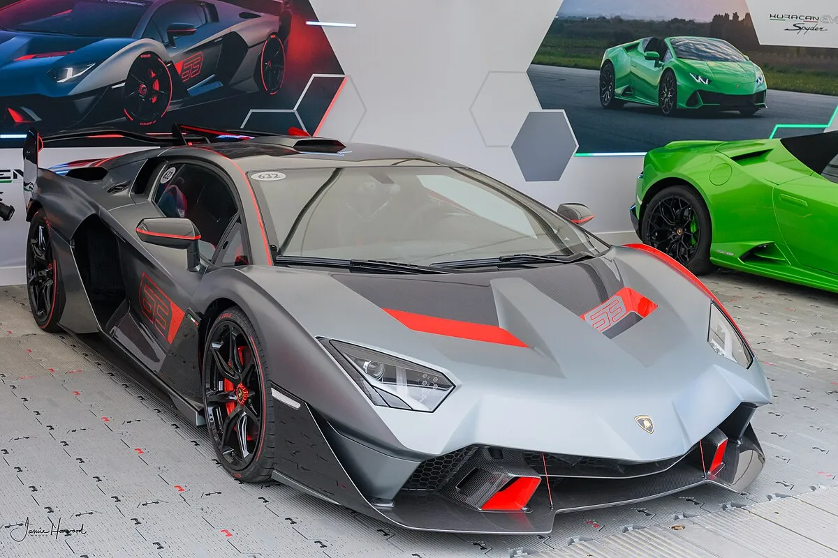 todos os modelos de produção lançados pela Lamborghini