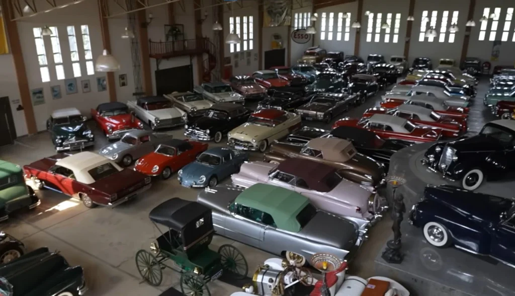 Garagem de Raridades em MG guarda 150 carros clássicos