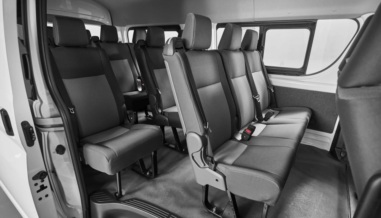 Toyota Hiace 2025 interior bancos