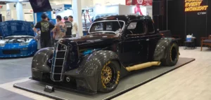 Pintura original com amassados, V10 de 9.0L, chassi GT-1 de corrida. Conheça o Ruffian Plymouth que combina 1935 com tecnologia de pista