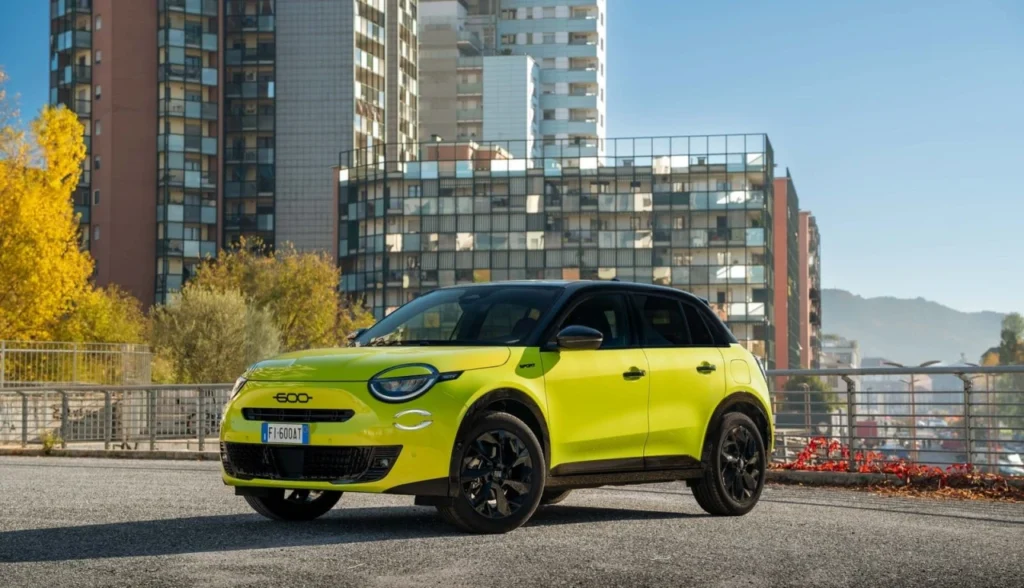 Tudo sobre o FIAT 600 SPORT 2026: motor turbo 145 cv, versão elétrica 409 km autonomia, interior esportivo, tecnologia avançada