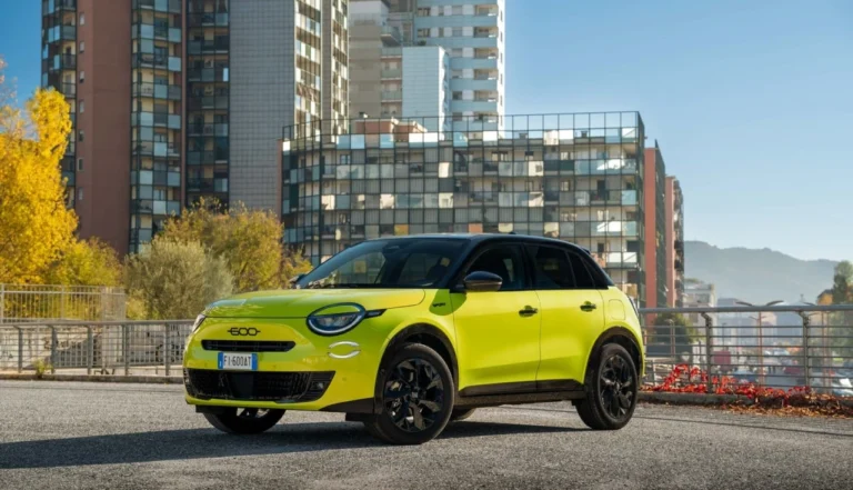 Tudo sobre o FIAT 600 SPORT 2026: motor turbo 145 cv, versão elétrica 409 km autonomia, interior esportivo, tecnologia avançada
