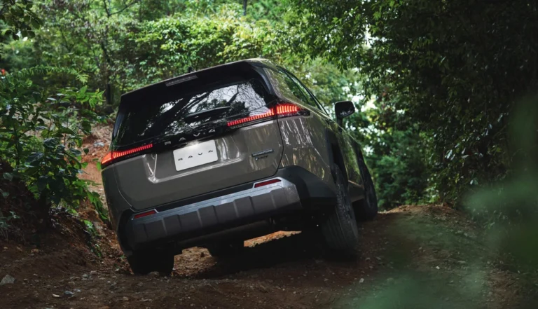 Toyota RAV4 2026 surpreende com consumo de 18 km/l e novo visual