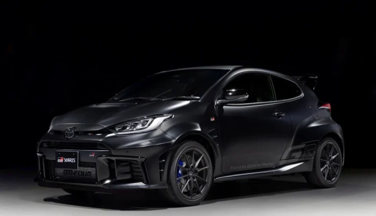 imagem de frente do Tota GR Yaris Ogier