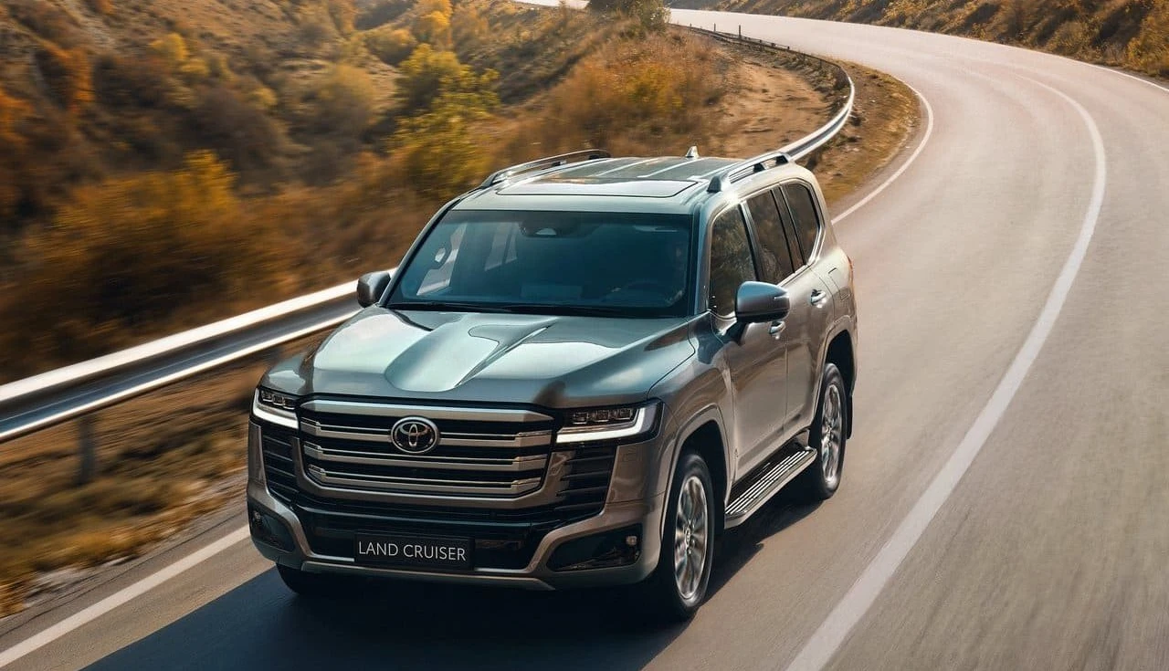 Toyota Land Cruiser 300 Hybrid 2026: 457 cv e o primeiro híbrido em 70 anos