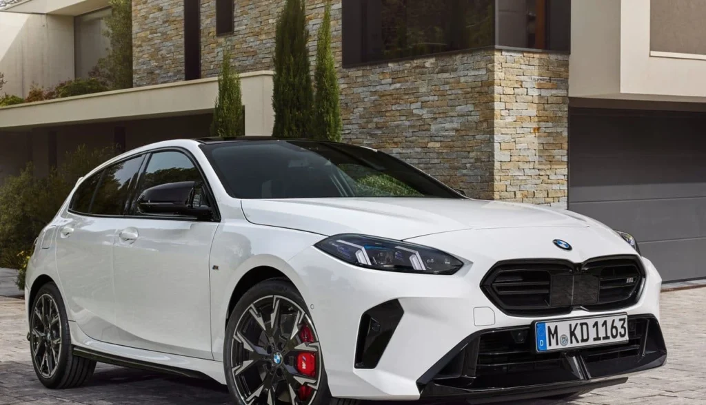 BMW M135 xDrive 2025: 317 cv num hatch que você não esperava no Brasil