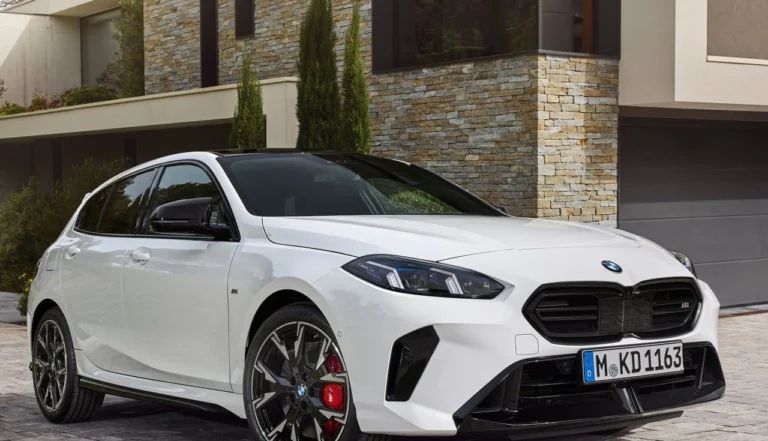 BMW M135 xDrive 2025: 317 cv num hatch que você não esperava no Brasil