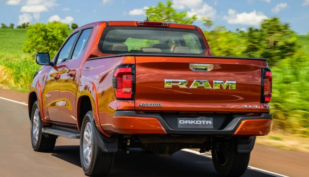 Dakota Laramie tem caçamba maior e tecnologia que a Hilux não oferece