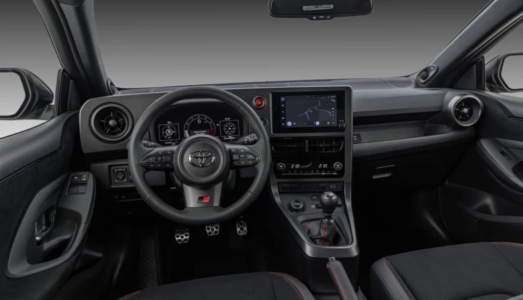 GR Yaris 2026: Toyota fabrica à mão o hot hatch mais exclusivo do Brasil