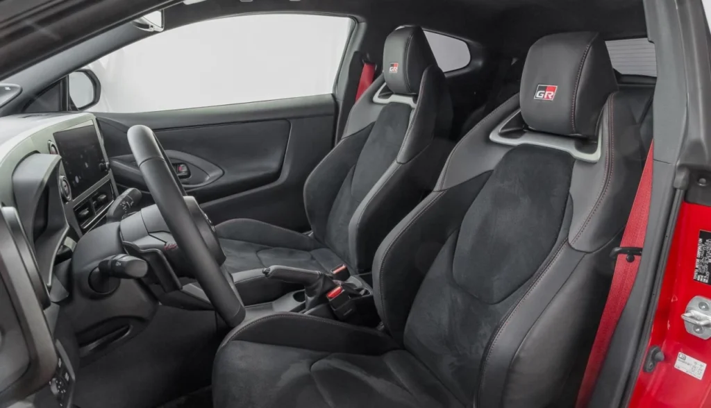 GR Yaris 2026: Toyota fabrica à mão o hot hatch mais exclusivo do Brasil