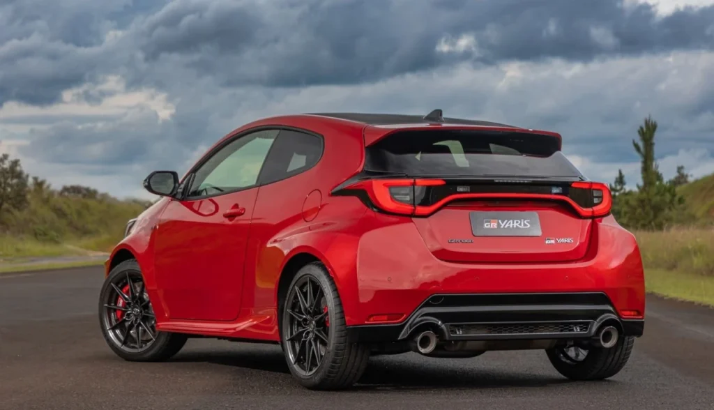 GR Yaris 2026: Toyota fabrica à mão o hot hatch mais exclusivo do Brasil