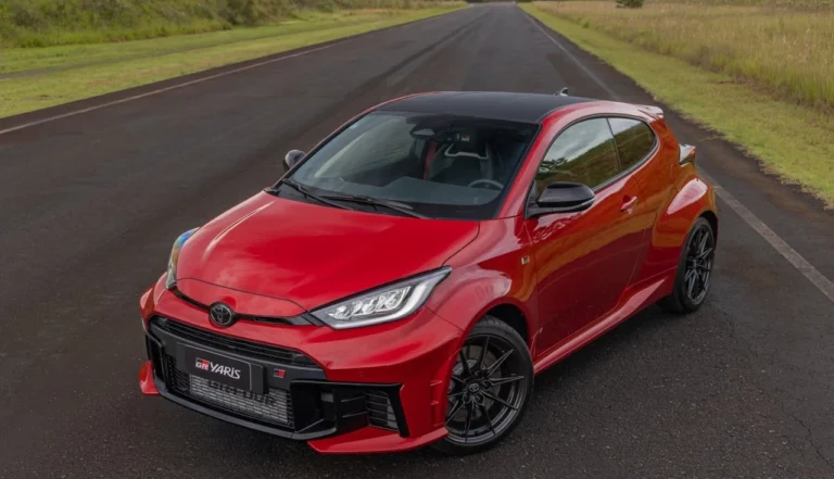 GR Yaris 2026: Toyota fabrica à mão o hot hatch mais exclusivo do Brasil