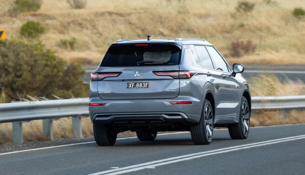 mitsubishi-outlander-phev-2026-traseira