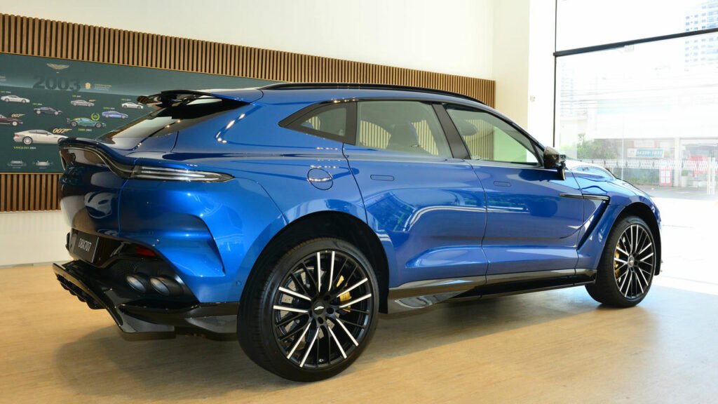 Aston Martin DBX707