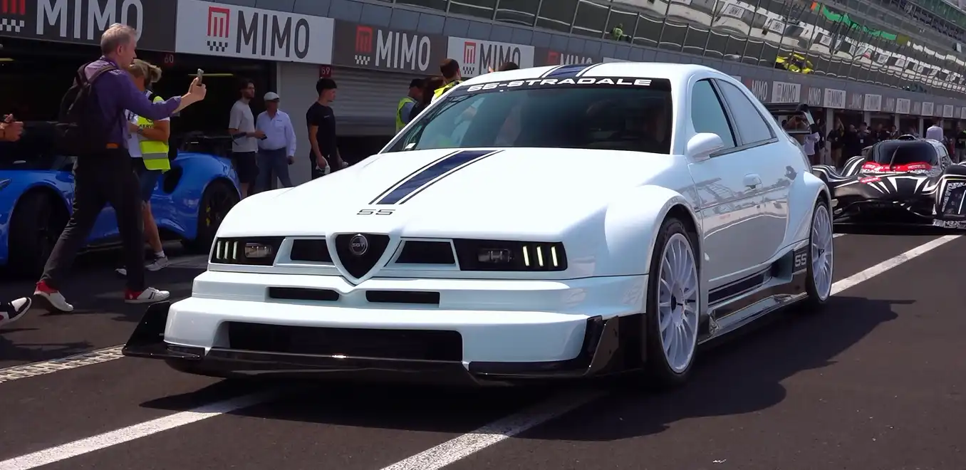 O lendário Alfa Romeo 155 DTM volta às pistas com 740 cavalos