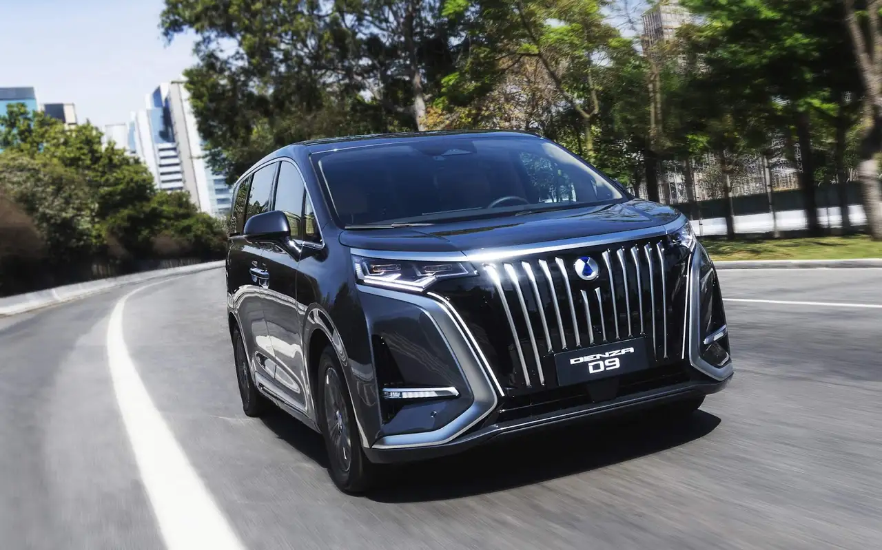 Denza D9 no Brasil: minivan elétrica de luxo mira transporte executivo
