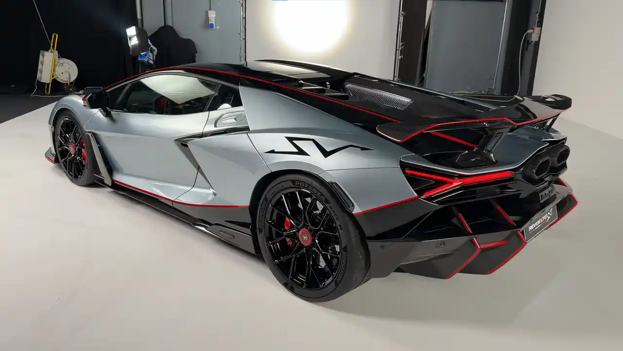 Lamborghini Revuelto SV