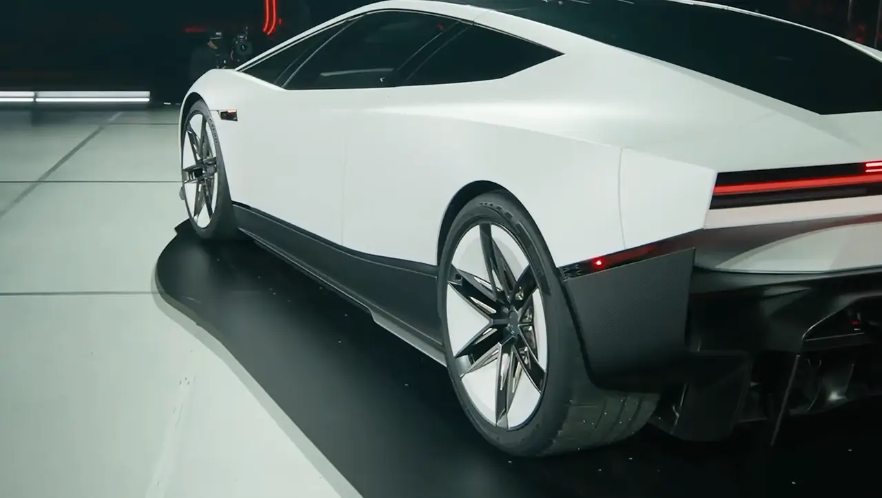 Novo Tesla Roadster é revelado com propulsores da SpaceX