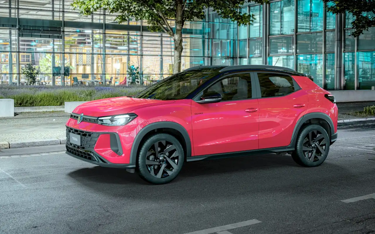 volkswagen tera 2027correndo mostrando suas rodas pretas farois ligados anoite