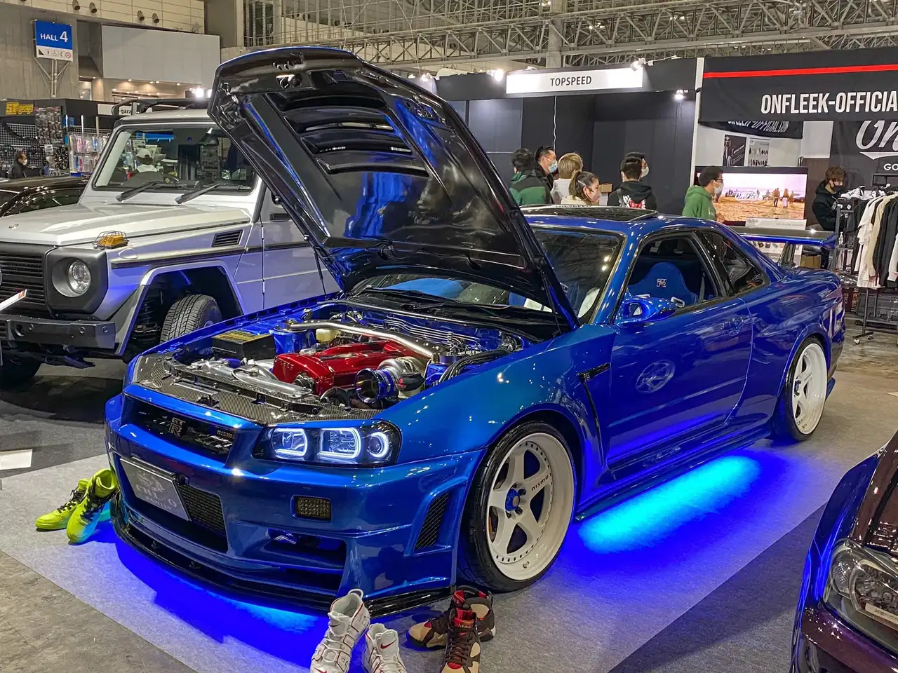 gtr com capo aberto mostrando seu motor turbo