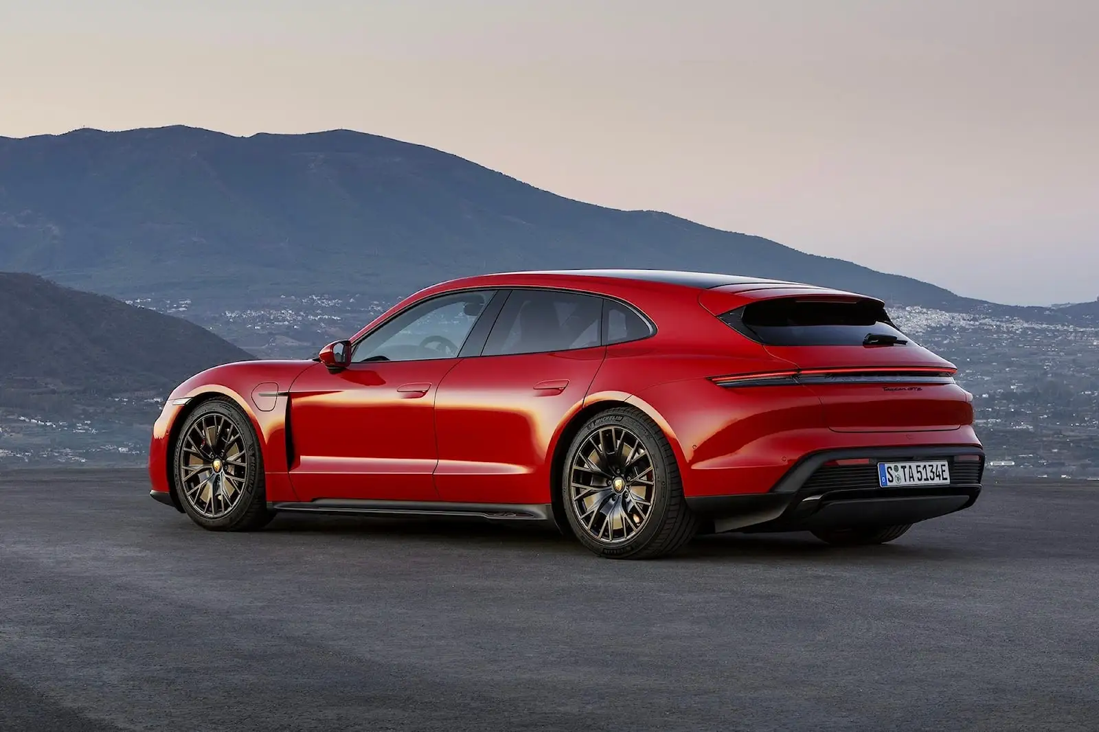 Porsche Taycan GTS Sport Turismo 2023